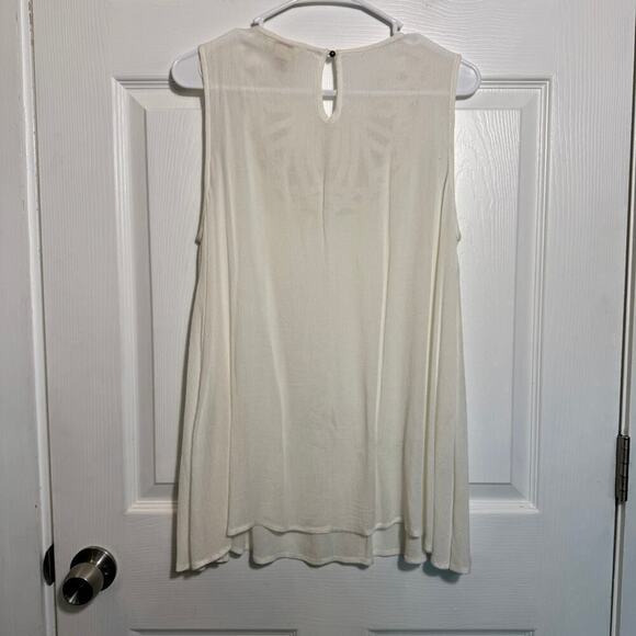 Sundance Lace Sleeveless Blouse - Picture 2 of 4
